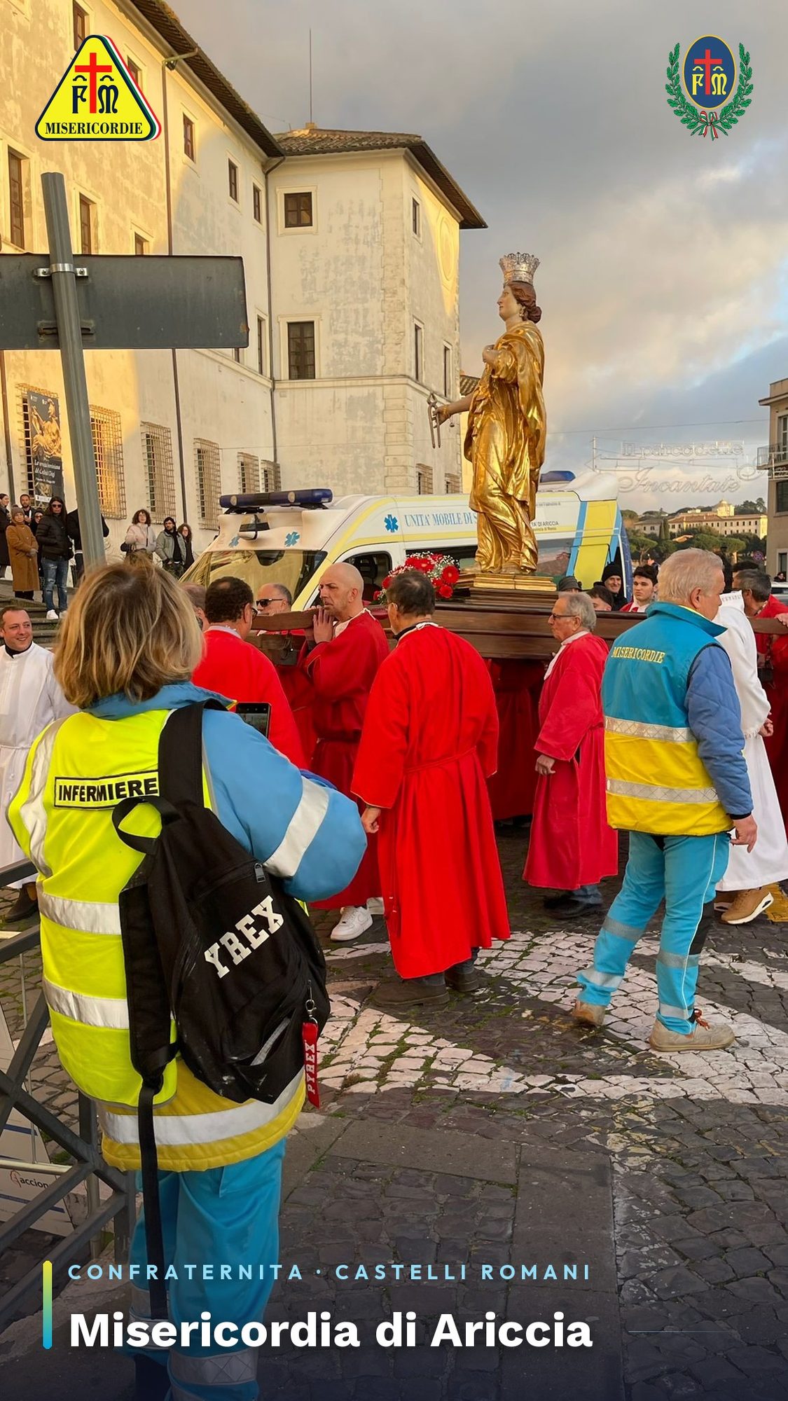 I volontari accompagnano la processione con la statua della Santa