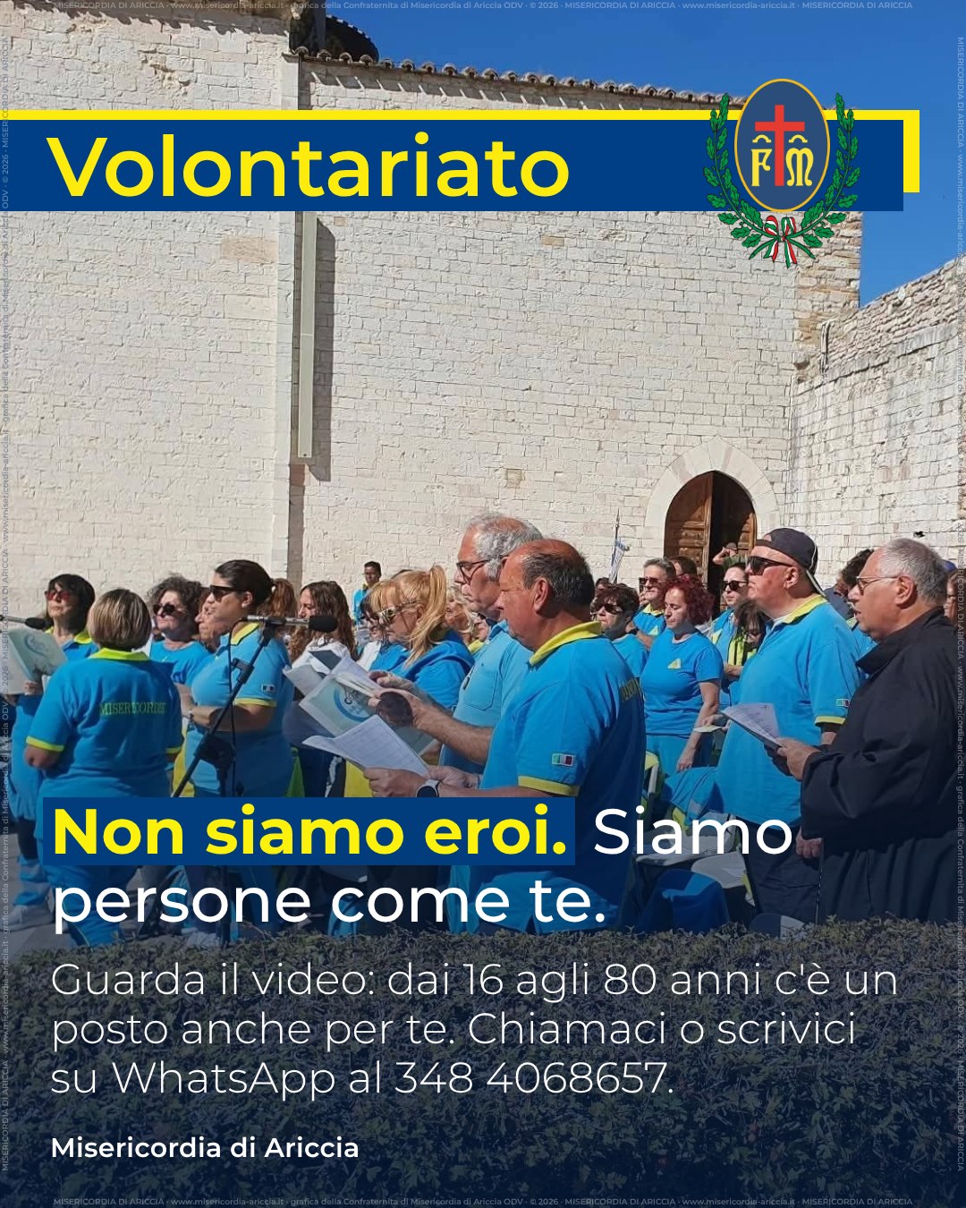Volontarie e volontari della Misericordia di Ariccia con la divisa azzurra cantano insieme durante il pellegrinaggio ad Assisi, con la scritta «Non siamo eroi. Siamo persone come te.»