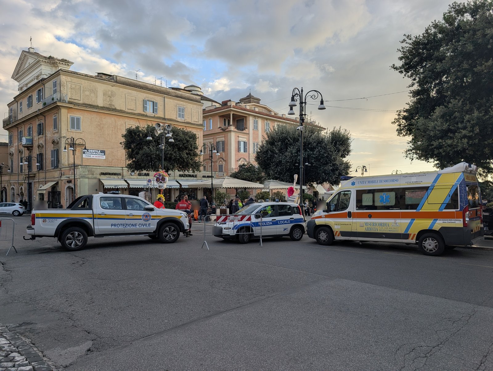 I mezzi in servizio nella piazza di Genzano di Roma: il fuoristrada della Protezione Civile, l’auto della Polizia Locale e l’ambulanza della Misericordia di Ariccia, schierati accanto alle transenne.