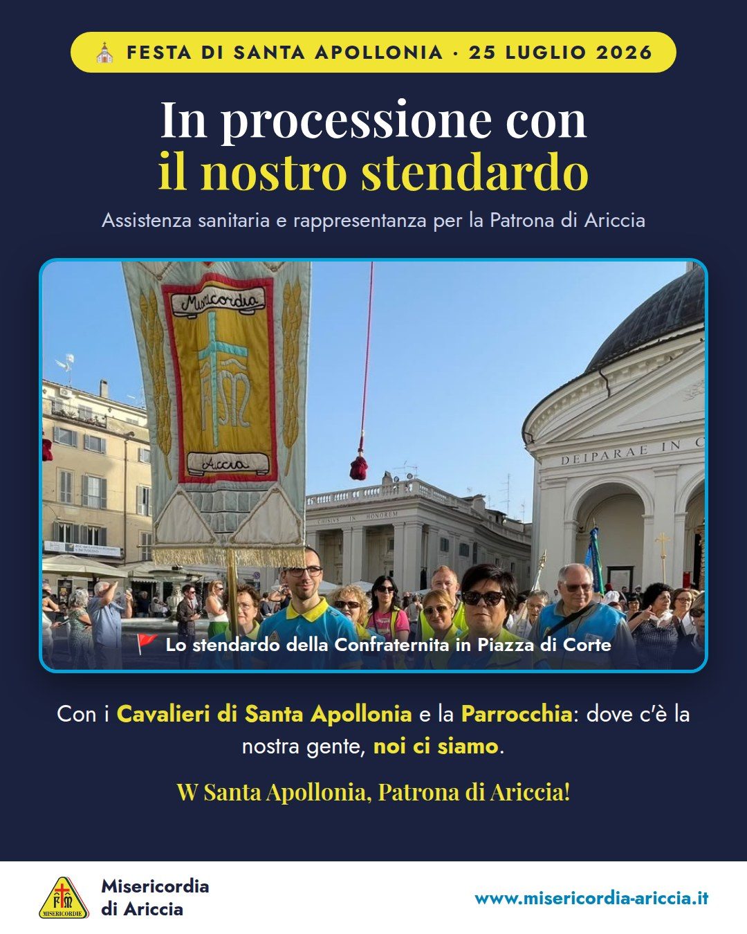 Grafica della Misericordia di Ariccia: il confratello con lo stendardo della Confraternita in Piazza di Corte, tra i volontari in divisa, prima della processione di Santa Apollonia