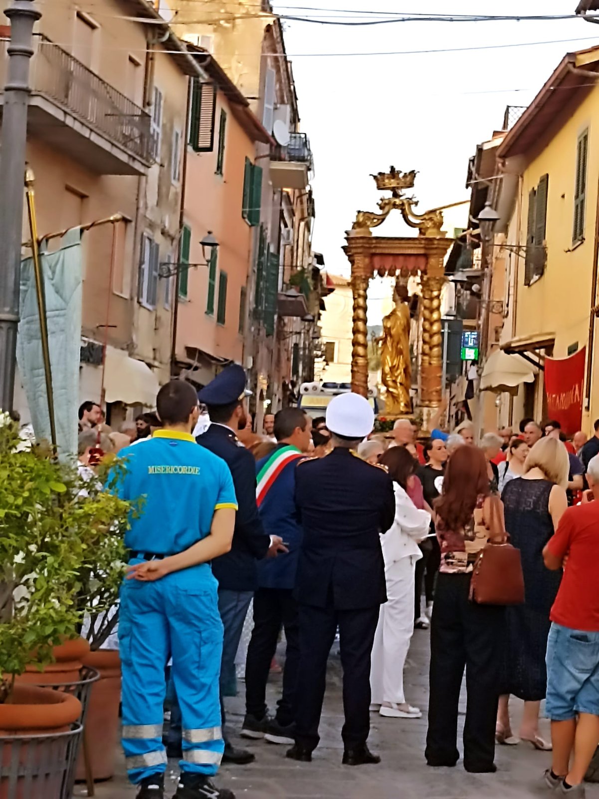 La processione lungo le vie di Ariccia con la macchina dorata della Santa, il Sindaco con la fascia tricolore e un nostro volontario in primo piano