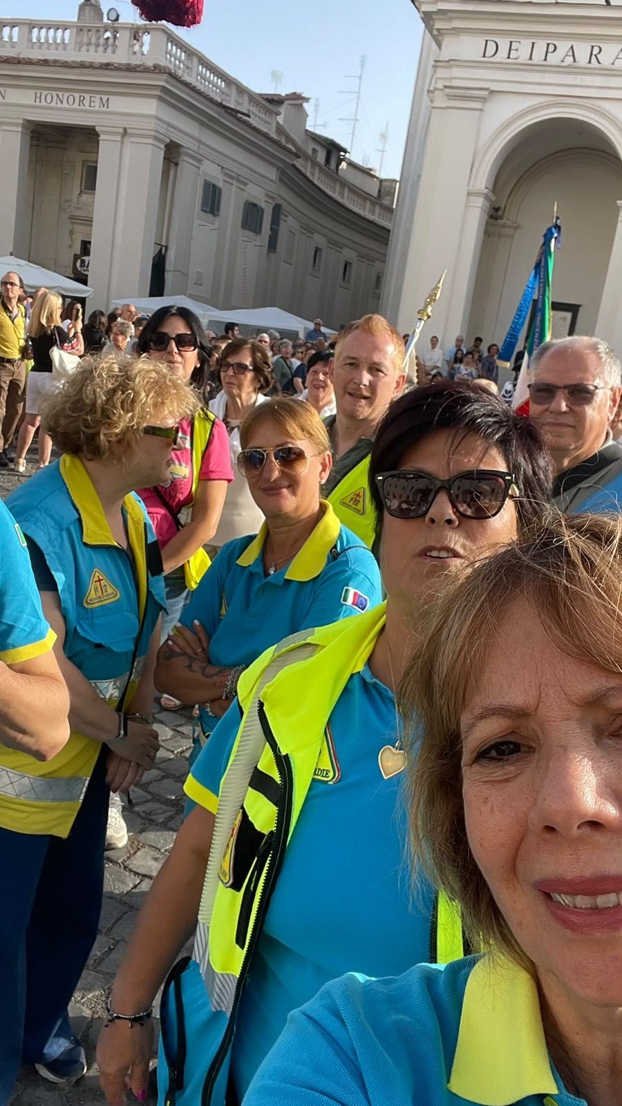Selfie delle volontarie della Misericordia tra la folla in Piazza di Corte durante la festa