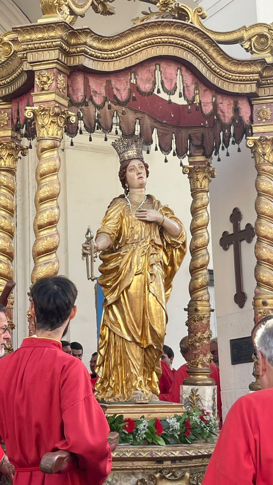 La statua dorata di Santa Apollonia sotto il baldacchino a colonne tortili, portata dai Cavalieri in veste rossa