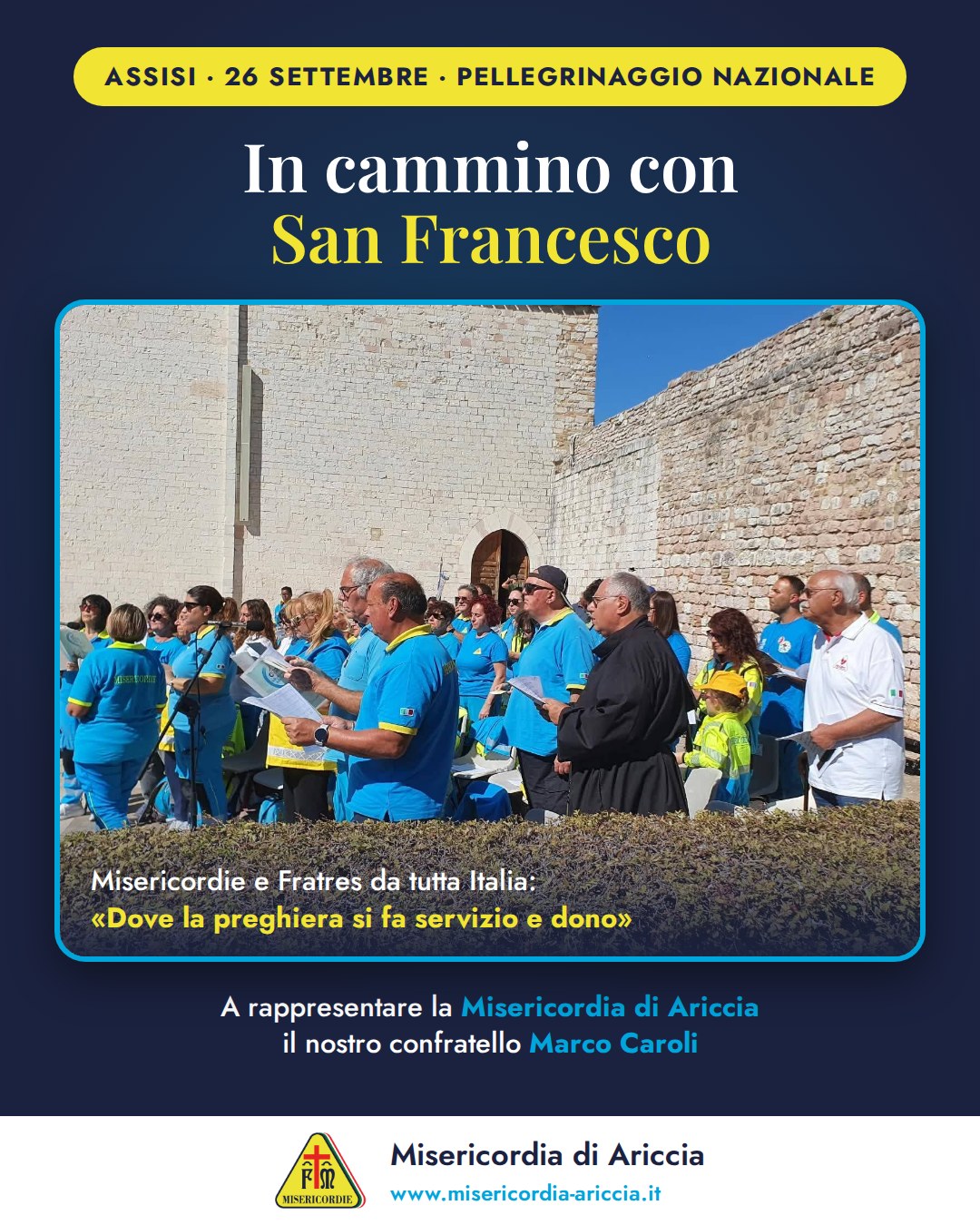 Grafica della Misericordia di Ariccia «In cammino con San Francesco»: i volontari delle Misericordie in divisa azzurra pregano con i fogli dei canti davanti alle mura in pietra di Assisi, durante il Pellegrinaggio nazionale del 26 settembre 2026