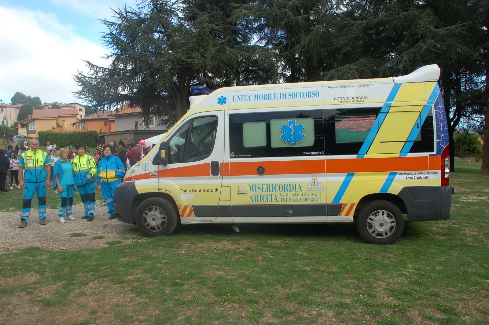 I nostri volontari in divisa accanto all’ambulanza della Misericordia di Ariccia, l’Unità Mobile di Soccorso dedicata alla memoria della consorella Anna Cianfanelli, sul prato dei Campi di Annibale con i partecipanti della camminata sullo sfondo