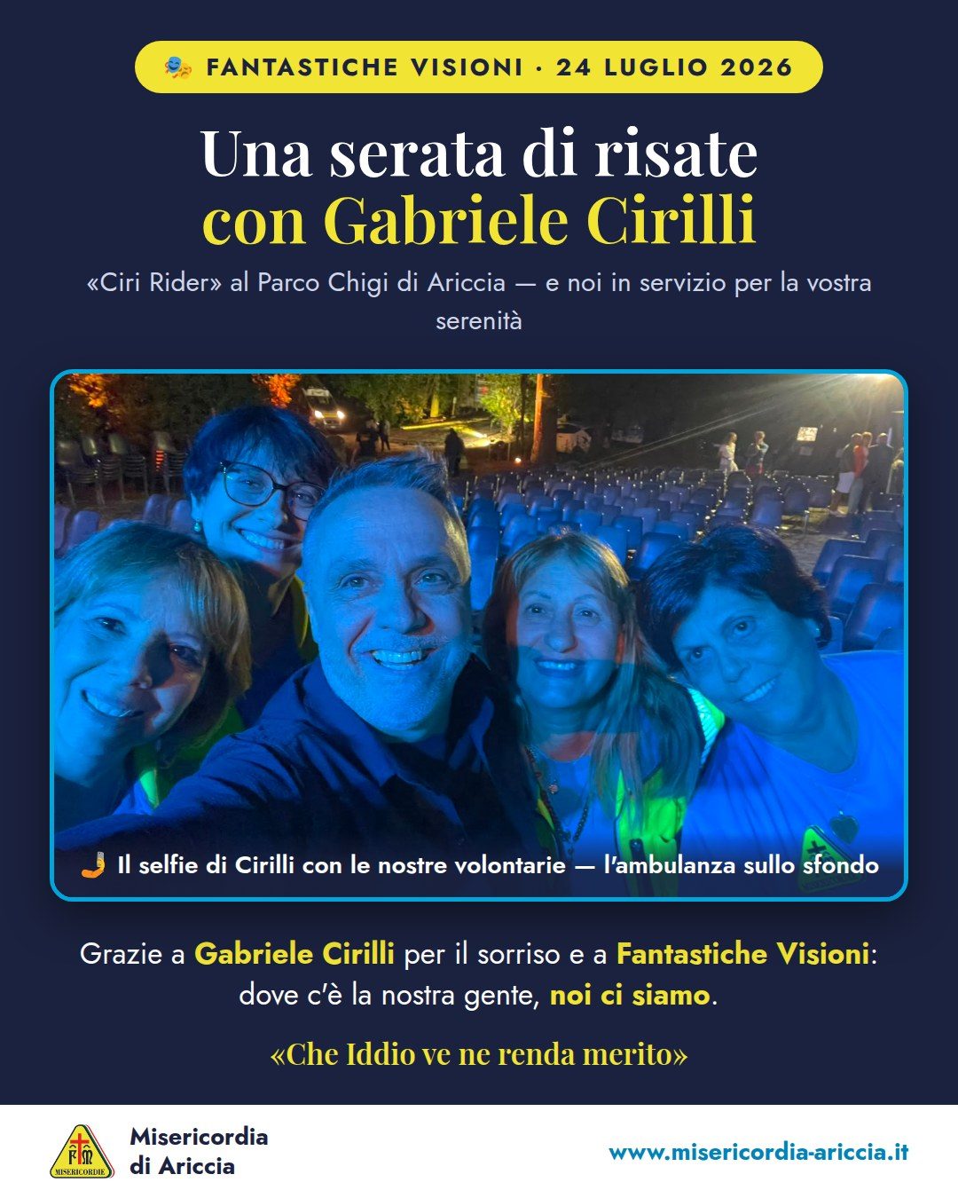 Grafica della Misericordia di Ariccia: il selfie di Gabriele Cirilli con quattro nostre volontarie nell’arena del Parco Chigi a fine serata, con l’ambulanza sullo sfondo