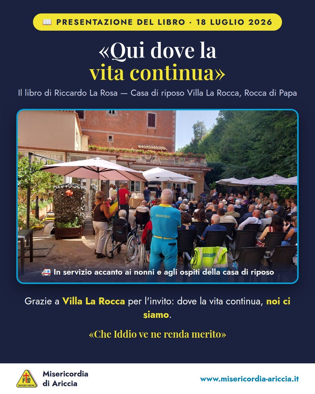 Grafica della Misericordia di Ariccia: il nostro volontario in divisa tra il pubblico della presentazione del libro nel giardino di Villa La Rocca, con anziani e ospiti seduti sotto gli ombrelloni