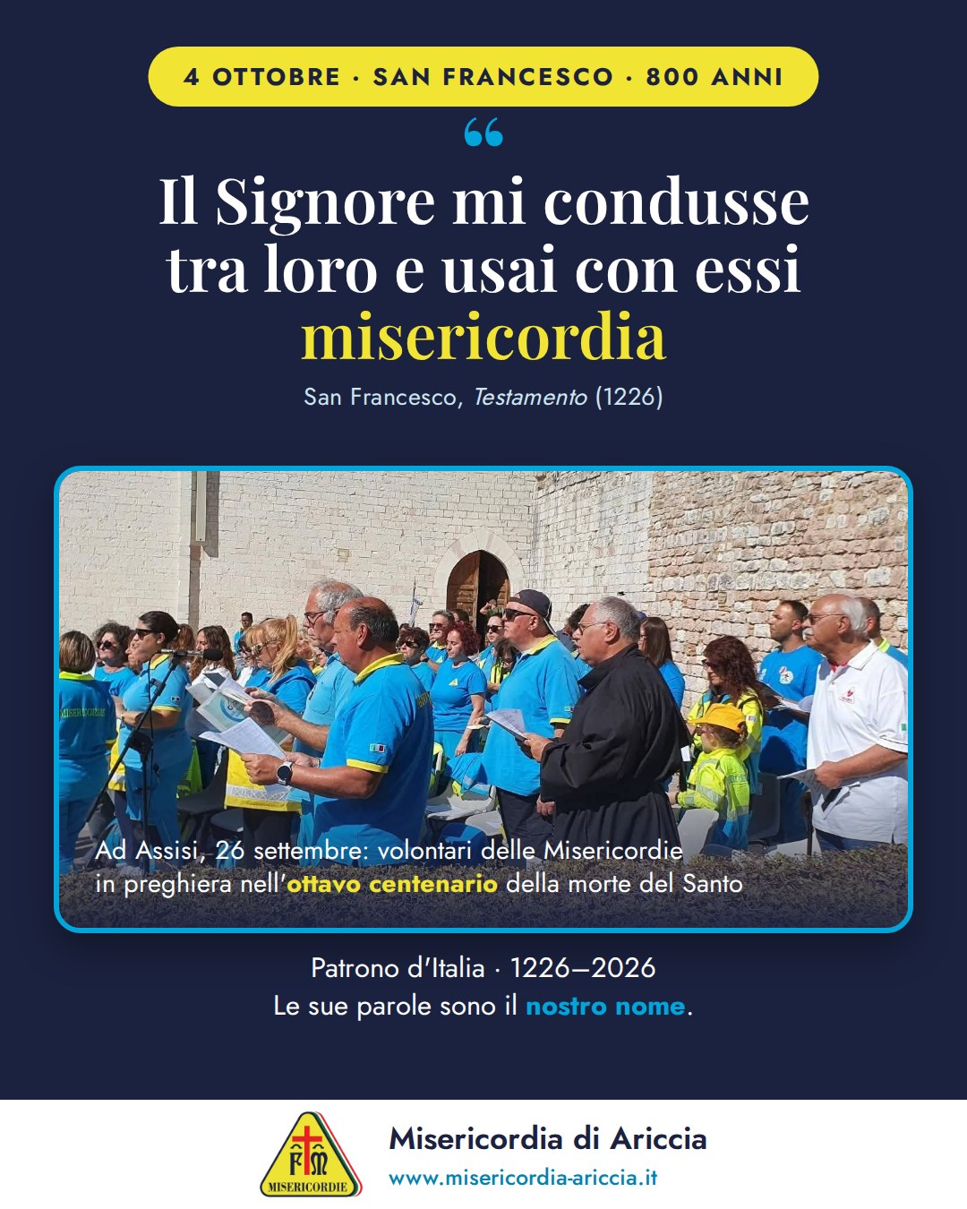 Grafica della Misericordia di Ariccia per il 4 ottobre: la frase di San Francesco «Il Signore mi condusse tra loro e usai con essi misericordia» sopra una foto dei volontari delle Misericordie in divisa azzurra che cantano con i fogli in mano davanti alle mura di Assisi, il 26 settembre 2026