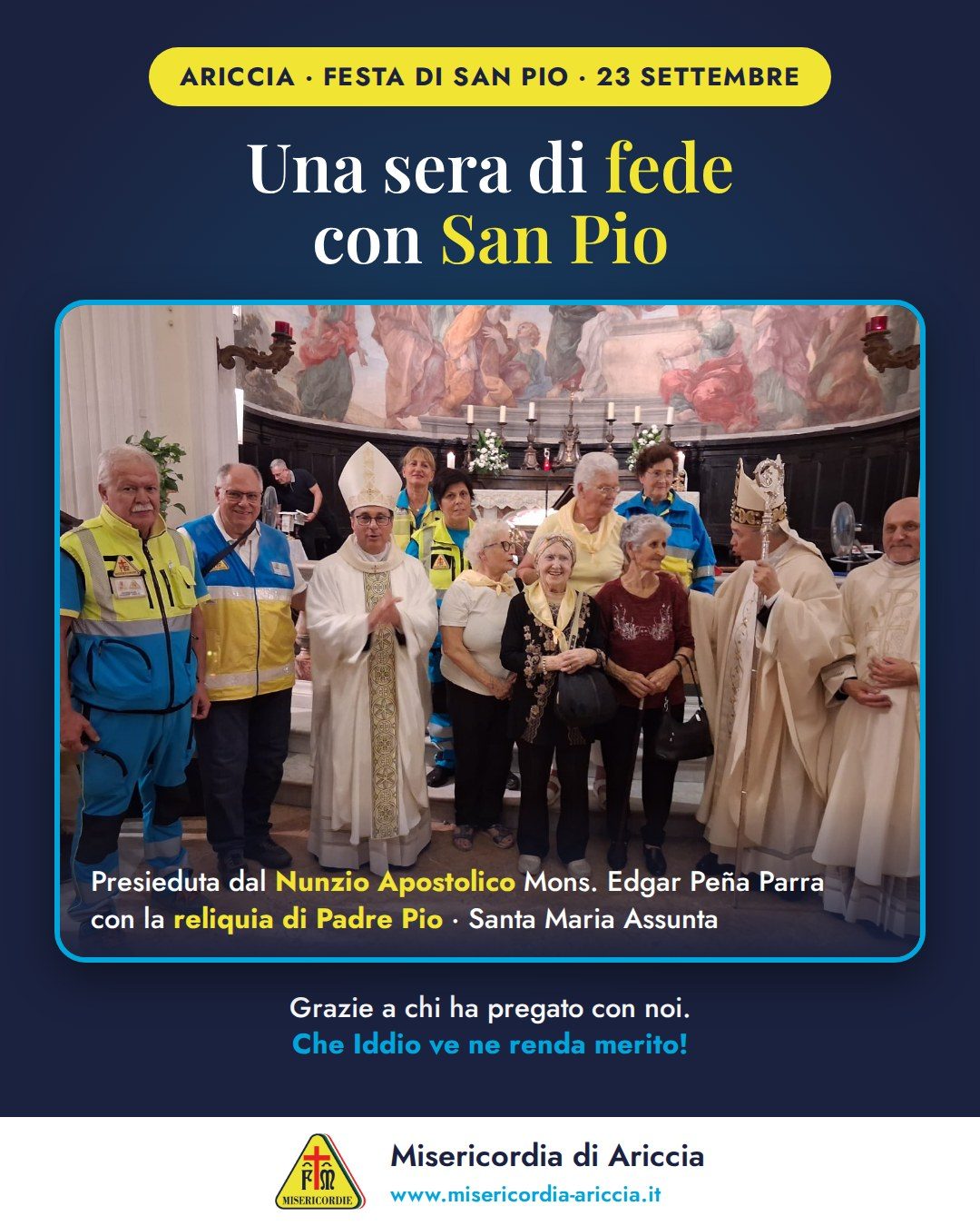 Grafica della Misericordia di Ariccia «Una sera di fede con San Pio»: la foto di gruppo davanti all’altare di Santa Maria Assunta in Cielo con i celebranti, le parrocchiane e i volontari della Misericordia in divisa, dopo la Messa presieduta dal Nunzio Apostolico con la reliquia di Padre Pio