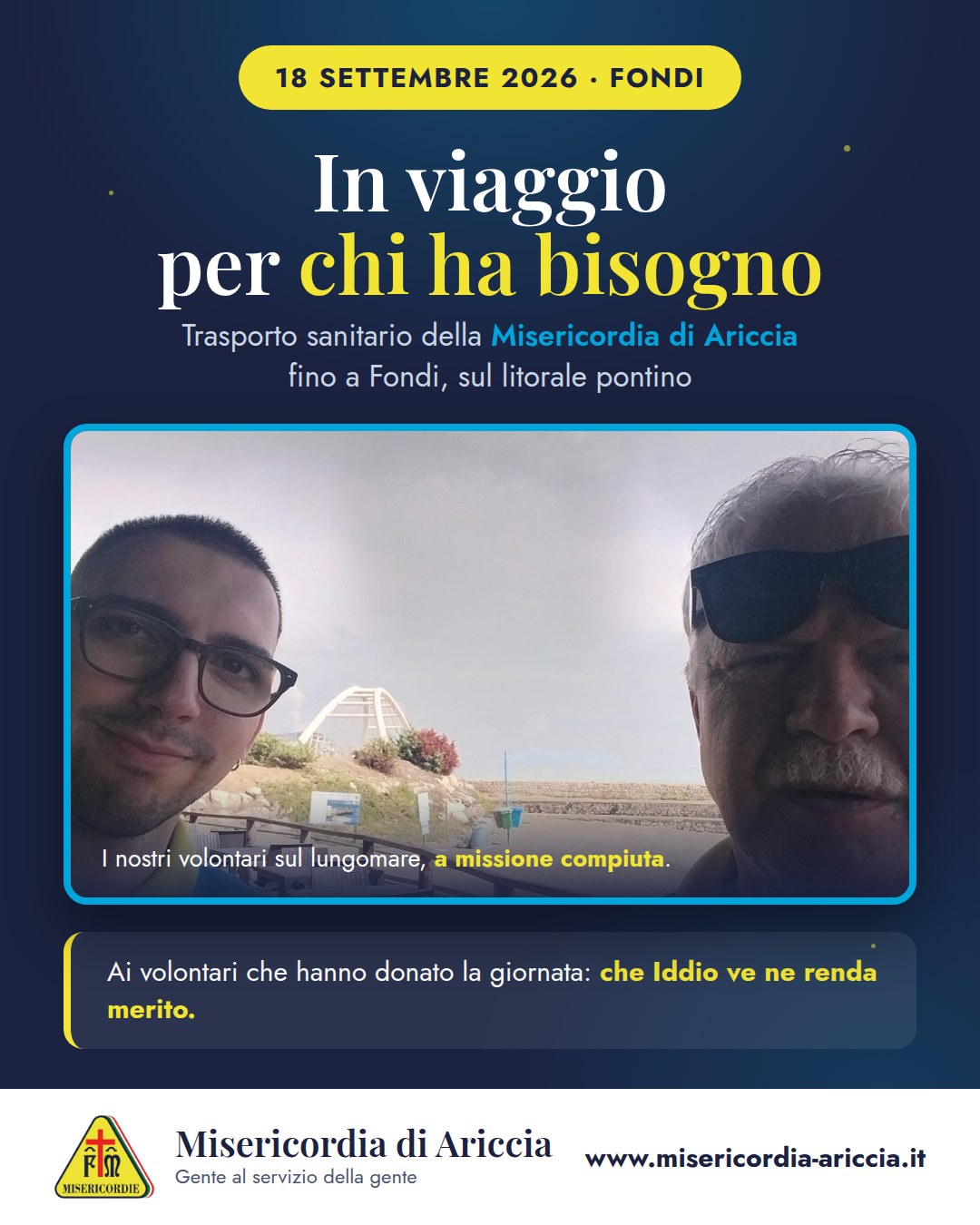 Grafica della Misericordia di Ariccia per il trasporto sanitario a Fondi: i due volontari in polo gialla e azzurra sul lungomare, con il titolo «In viaggio per chi ha bisogno»