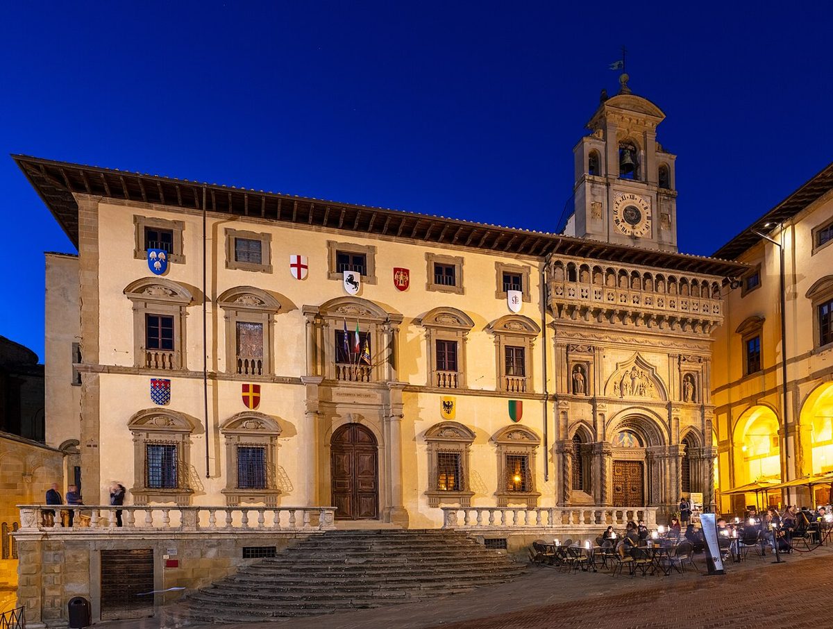 Facciata del Palazzo della Fraternita dei Laici in Piazza Grande ad Arezzo, con il campanile a vela e l'orologio
