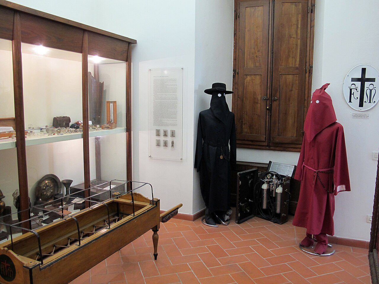 La veste della Misericordia: la «buffa» nera e quella rossa esposte al Museo della Misericordia di Firenze
