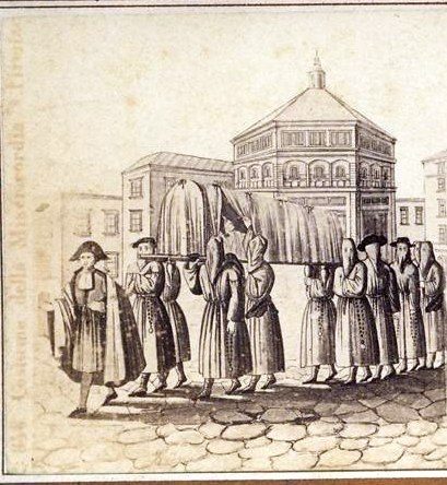 Confratelli della Misericordia con la veste storica (la «buffa»)