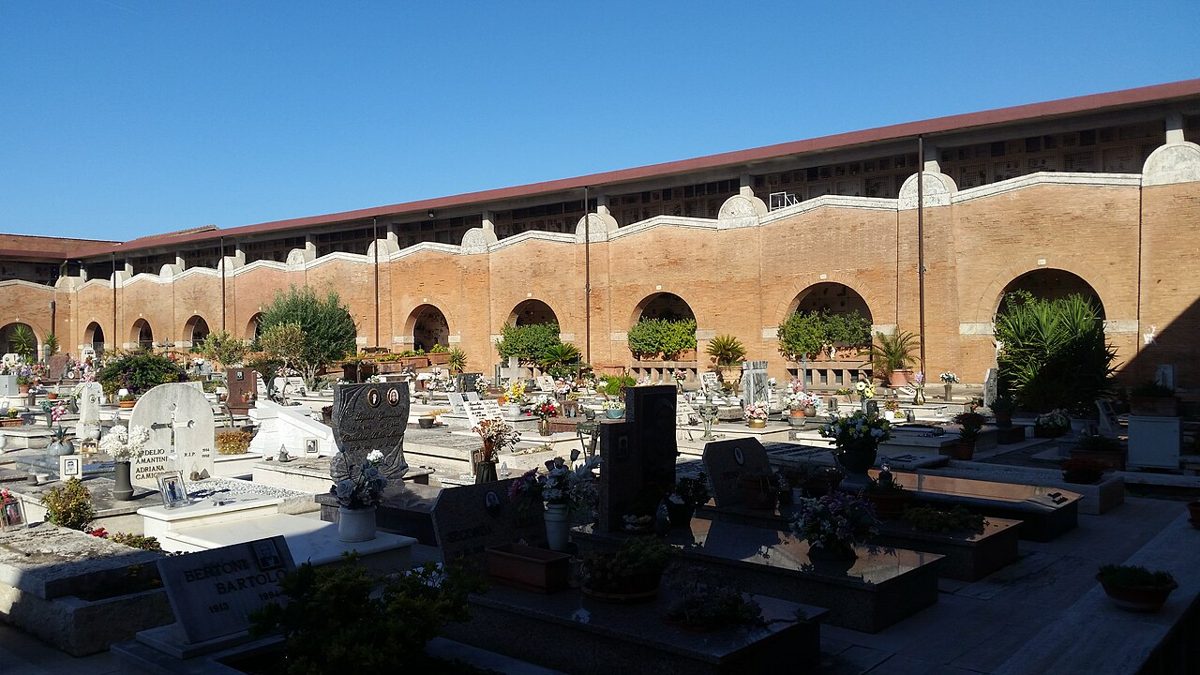 Il cimitero della Misericordia di Grosseto, con i viali e le cappelle