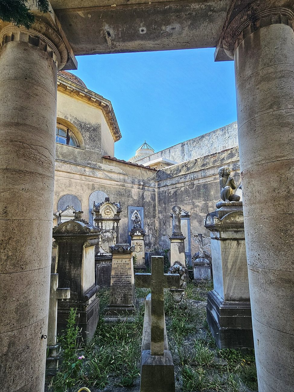 Viale e monumenti del cimitero della Misericordia di Livorno