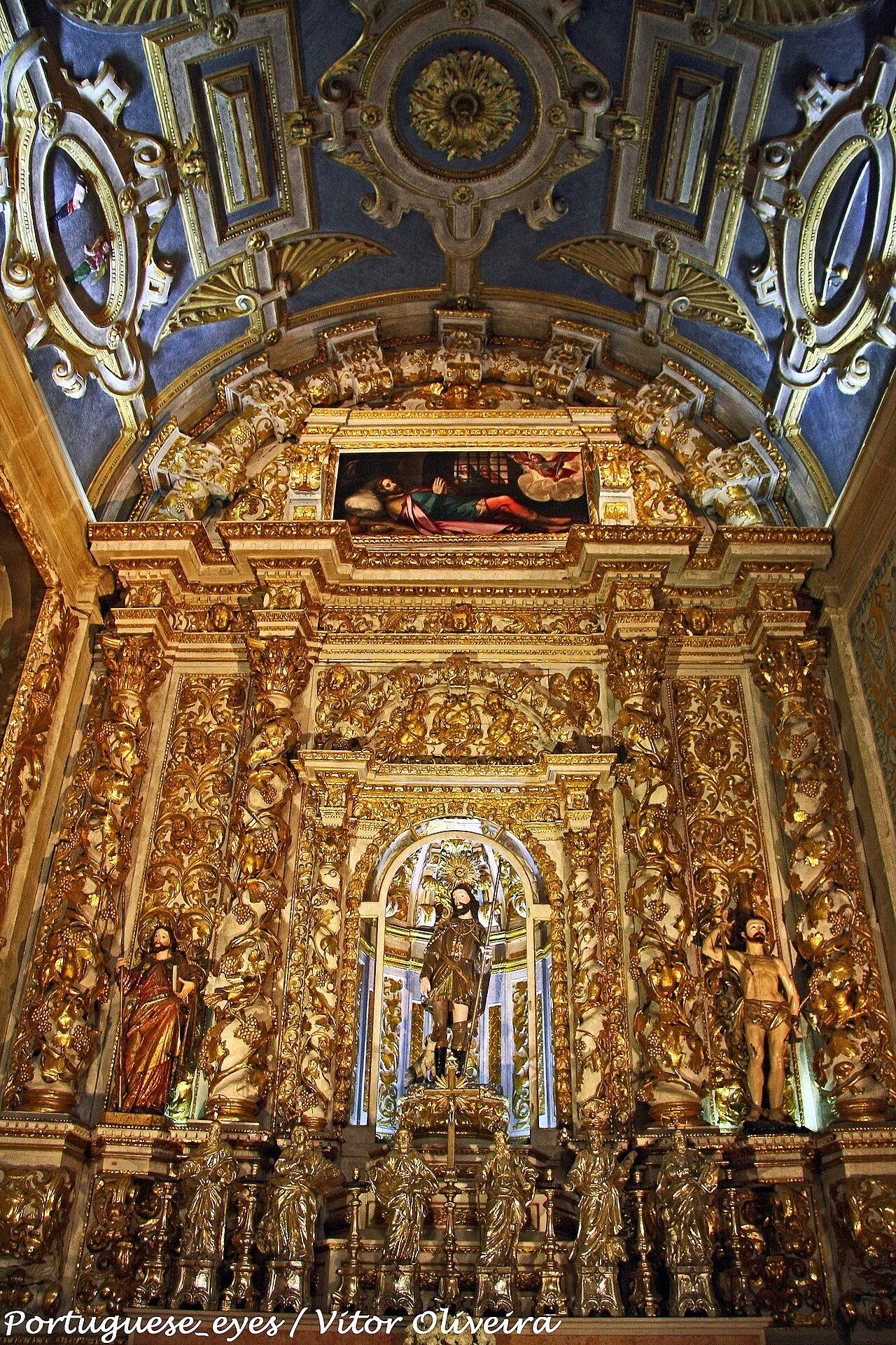 Interno della chiesa di São Roque a Lisbona, con il soffitto di legno dipinto e le cappelle dorate