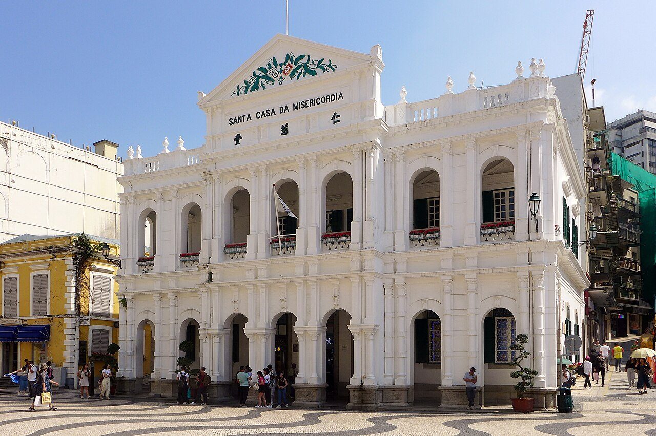 La facciata bianca neoclassica della Santa Casa da Misericórdia in una piazza di Macao