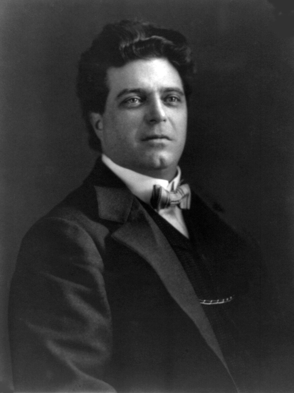Ritratto fotografico di Pietro Mascagni giovane, con capelli folti e papillon